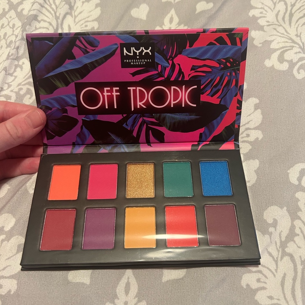 NYX Off Tropic Shadow Palette - Picture 2 of 2